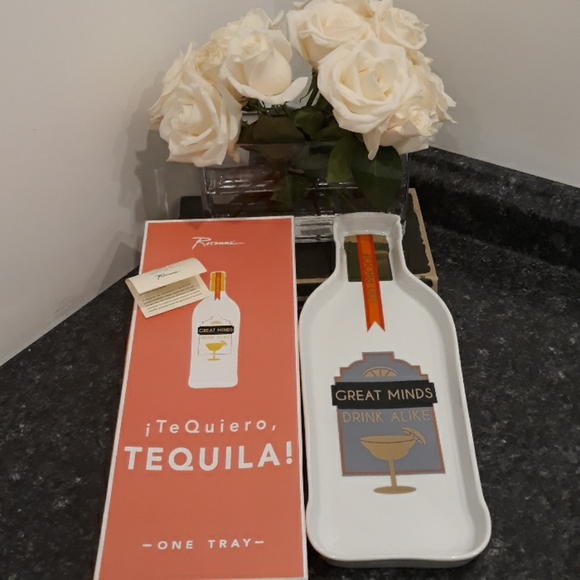 GREAT MINDS DRINK ALIKE Rosanna Tequila bottle Tray DECOR Gift Viva La Spicy NEW - Picture 1 of 8